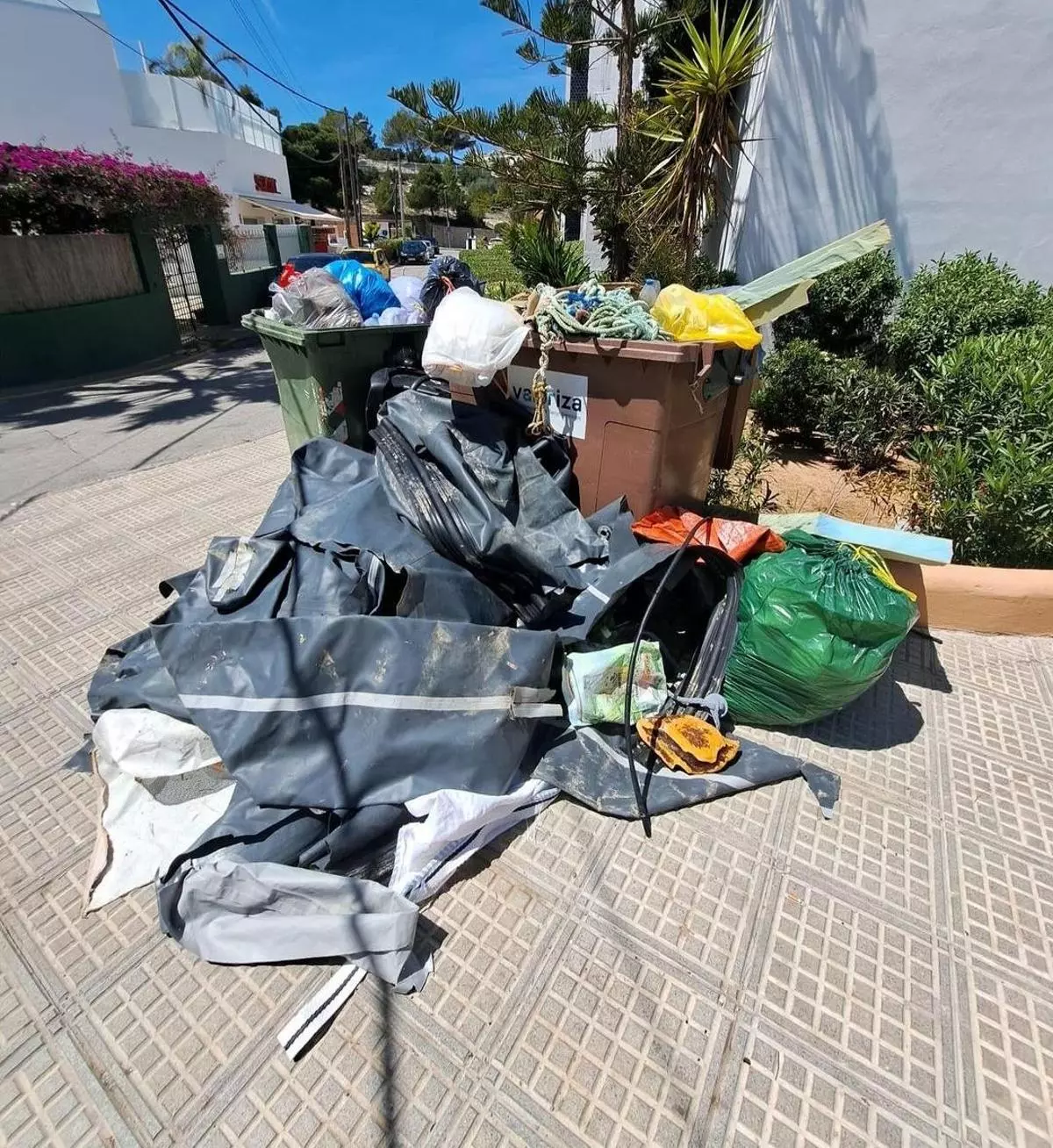 La Policía Local de Ibiza investiga a los responsables de unos vertidos en Talamanca