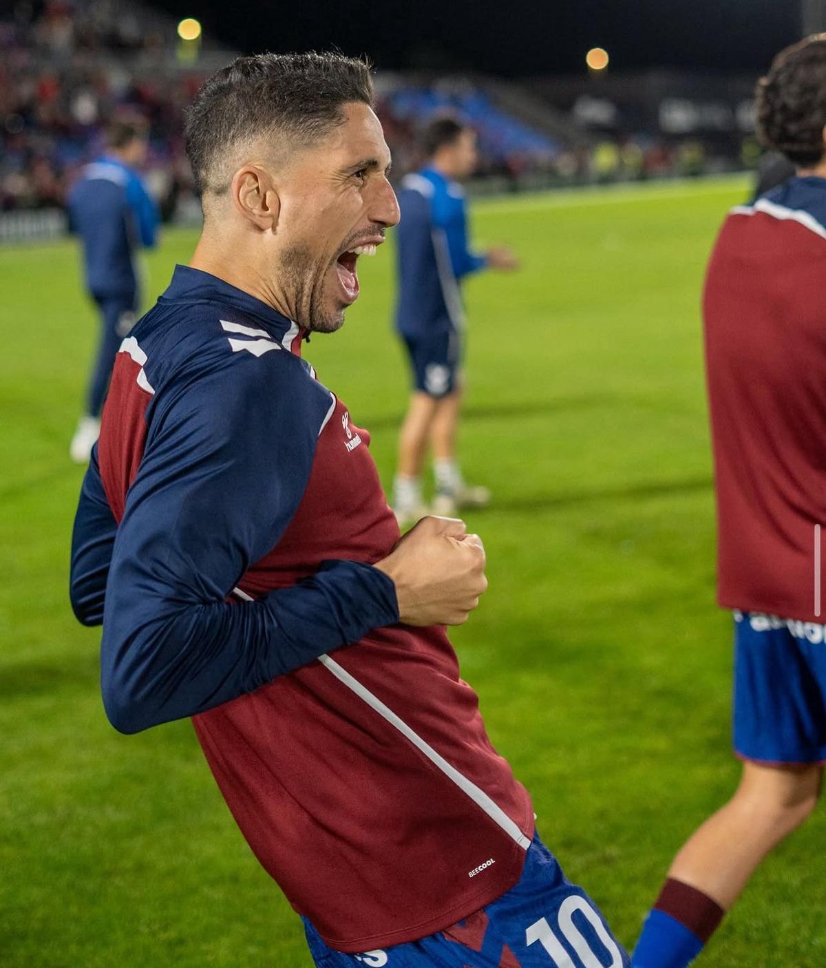 Fidel Chaves celebra la victoria del Eldense en el derbi de la primera vuelta, jugado en el Pepico Amat.