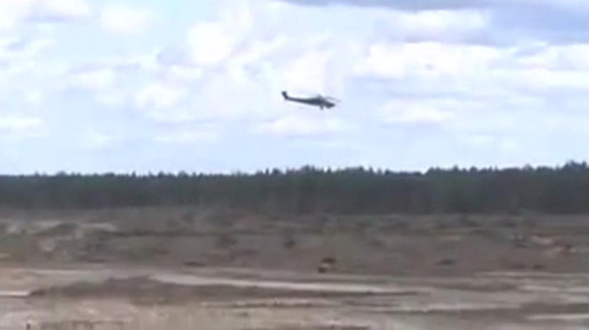 Un helicòpter militar rus sestavella durant una exhibició aèria