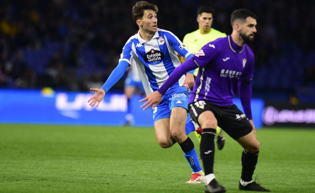 Rafa Obrador pide por delante una pelota en el último duelo en Riazor. | Casteleiro/Roller Agencia