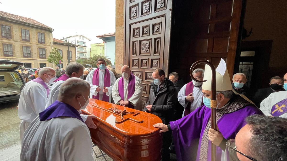 Emocionado funeral en Pola de Siero por el cura "Tito"