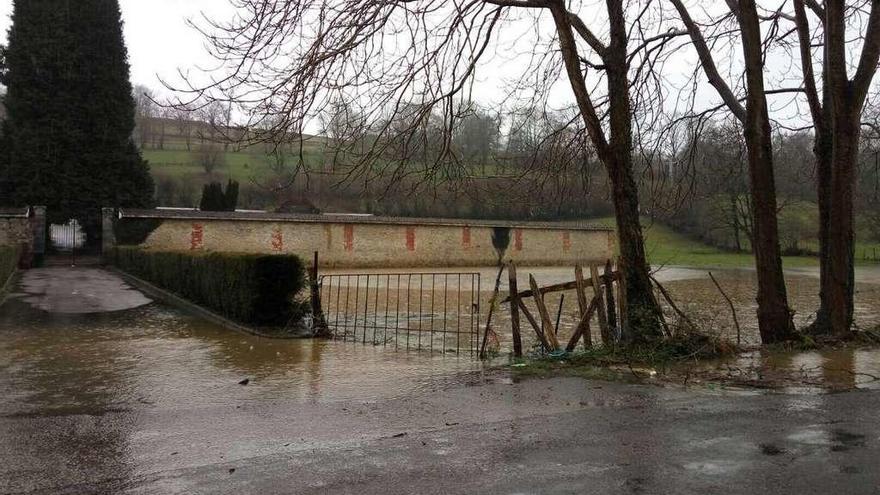 Inundaciones en la entrada al cementerio de Ferreros, que corresponde a la parroquia de Infiesto.