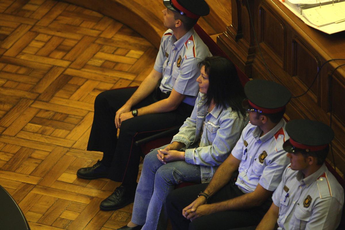 Remedios S. S., acusada de asesinar a tres ancianas e intentar matar a otras seis, durante la primera jornada del juicio celebrado en la Audiencia de Barcelona, el 17 de junio de 2008.