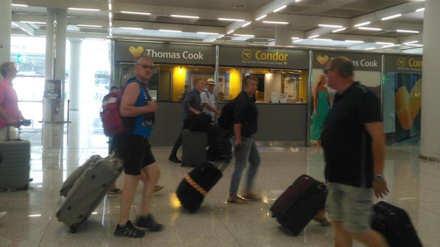 Mostradores de Thomas Cook y Condor este domingo en el aeropuerto de Palma