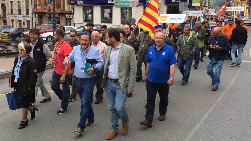 Desfile por las calles de Infiesto de las delegaciones participantes en el Campeonato de España Salmónidos Mosca del río Piloña, ayer.