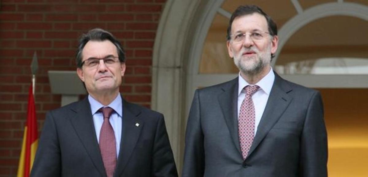 Artur Mas y Mariano Rajoy, a las puertas de la Moncloa, el 1 de febrero de 2012.