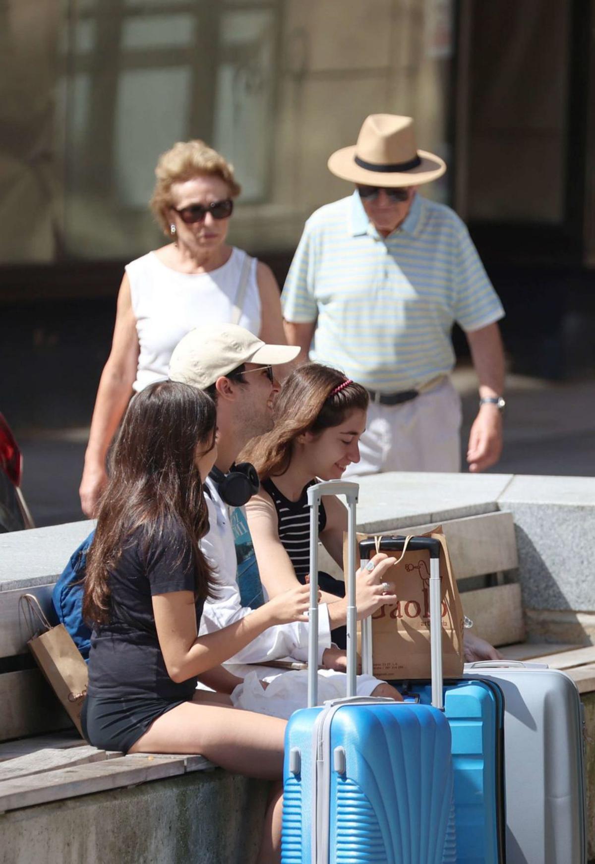 Turistas en A Coruña el pasado verano. |  Iago López