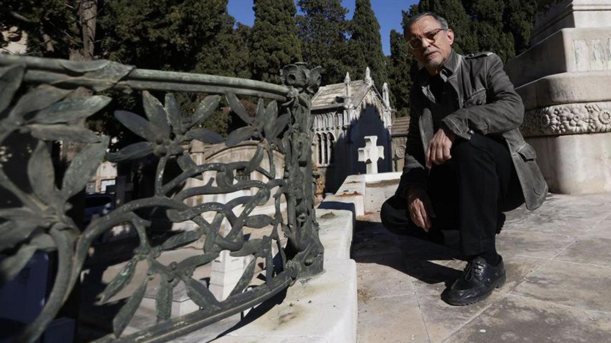 Albert Sàenz mostra la balustrada que ha sobreviscut al robatori al cementiri de Montjuïc. | FERRAN NADEU Albert Sàenz mostra la balustrada que ha sobreviscut al robatori al cementiri de Montjuïc. | FERRAN NADEU