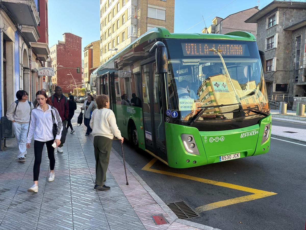 Un autobús de servicios mínimos en Sama durante la huelga de conductores