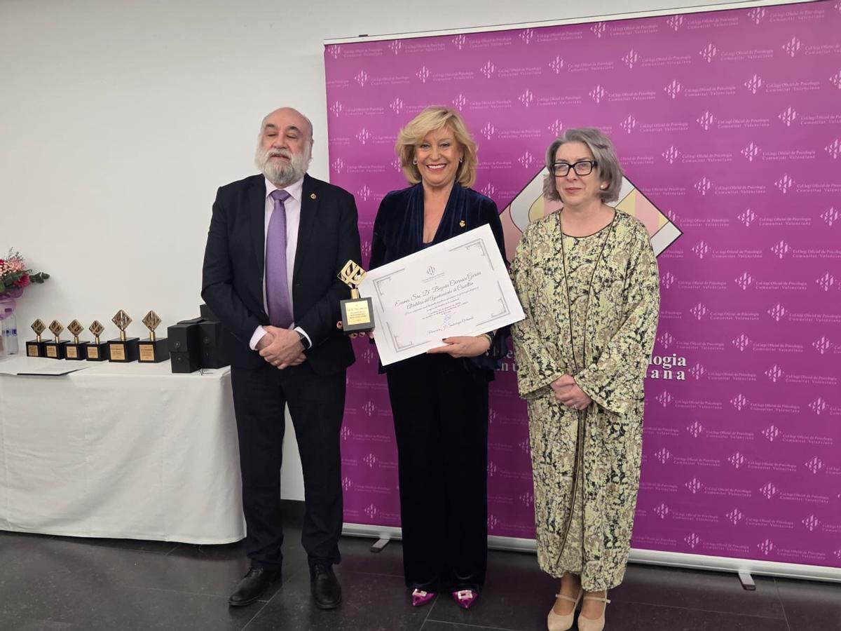 La concejala Clara Adsuara recoge el reconocimiento del Colegio Oficial de Psicología.