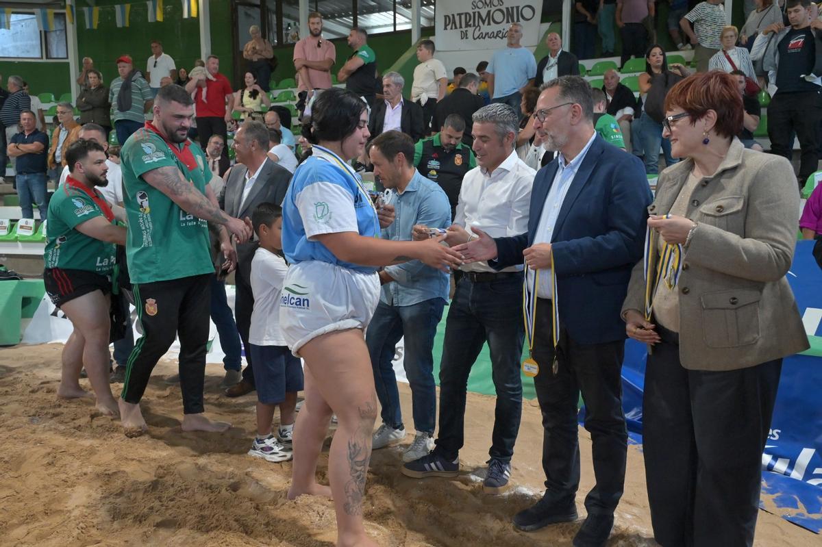 Poli Suárez felicita a Sara Monteiro.