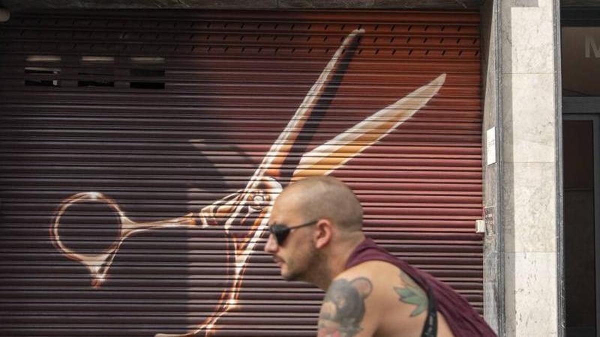 Un dels comerços del Clot amb mural de Roc Blackblock. | BELÉN GONZÁLEZ.