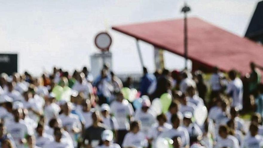 Participantes en una de las ediciones de la Carrerhuca &quot;Muévete por la Salud&quot;.