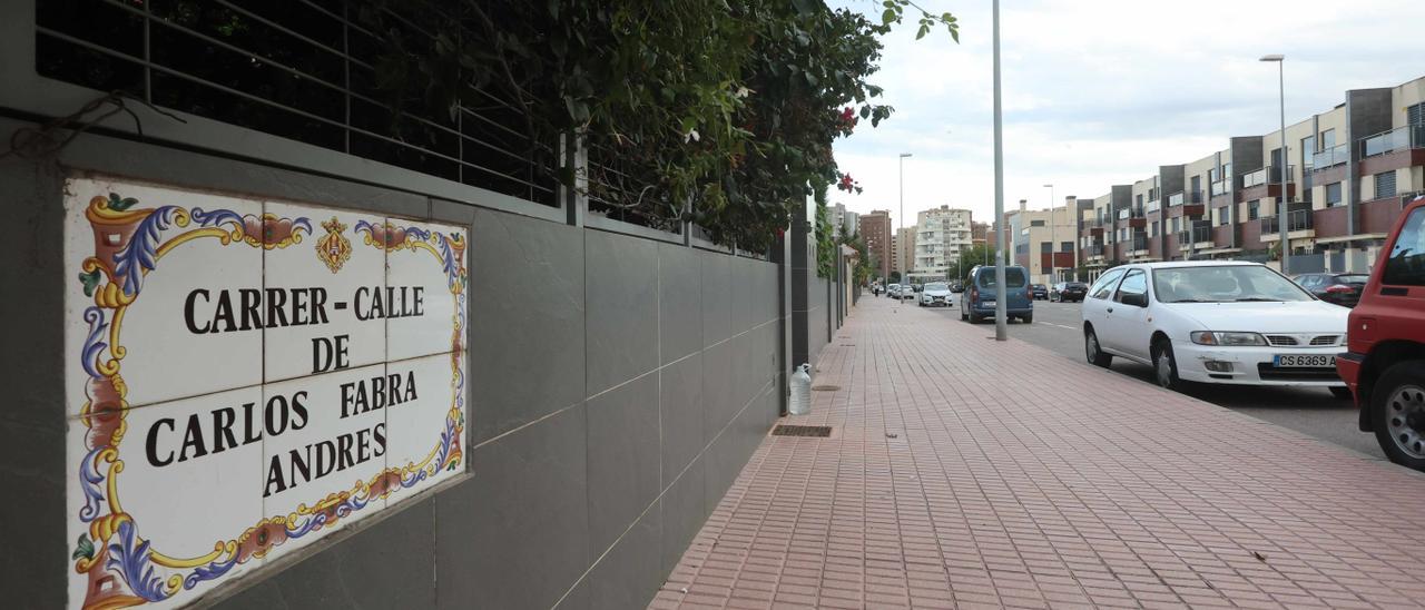 Placa con el nombre de Carlos Fabra Andrés.