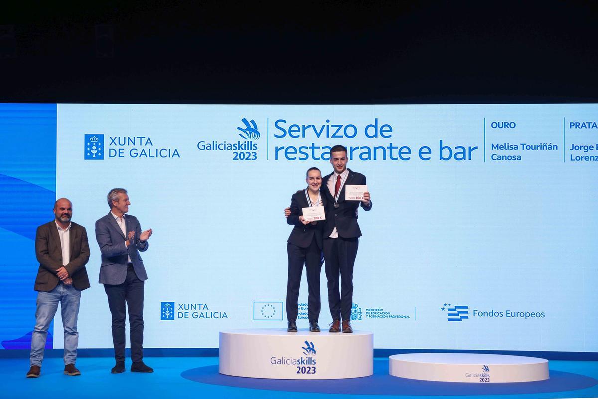 Premios de la especialidad Servizo de Restaurante Bar, con el presidente de la Xunta