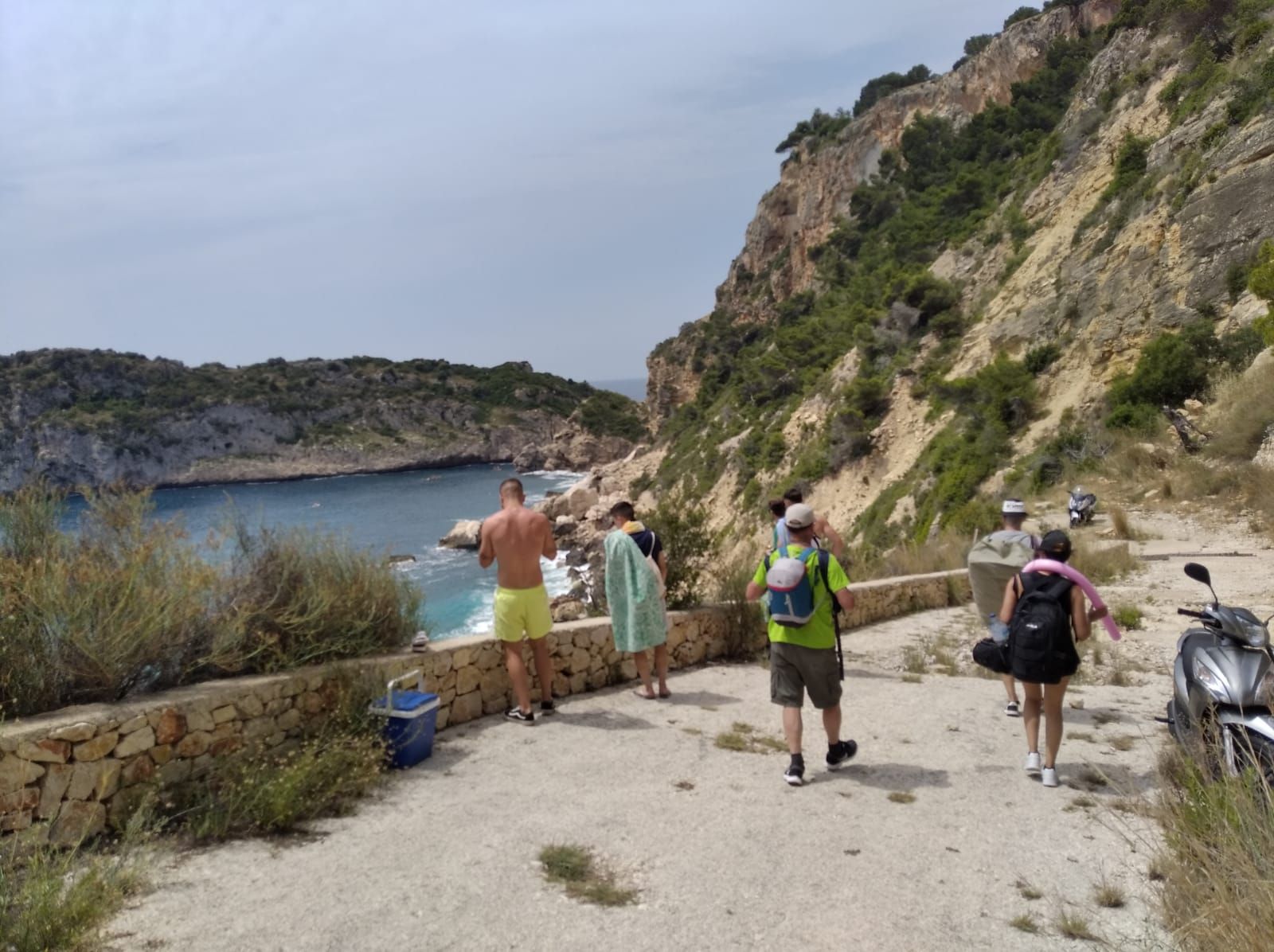 La cala de Ambolo repleta... cuando está prohibido el baño