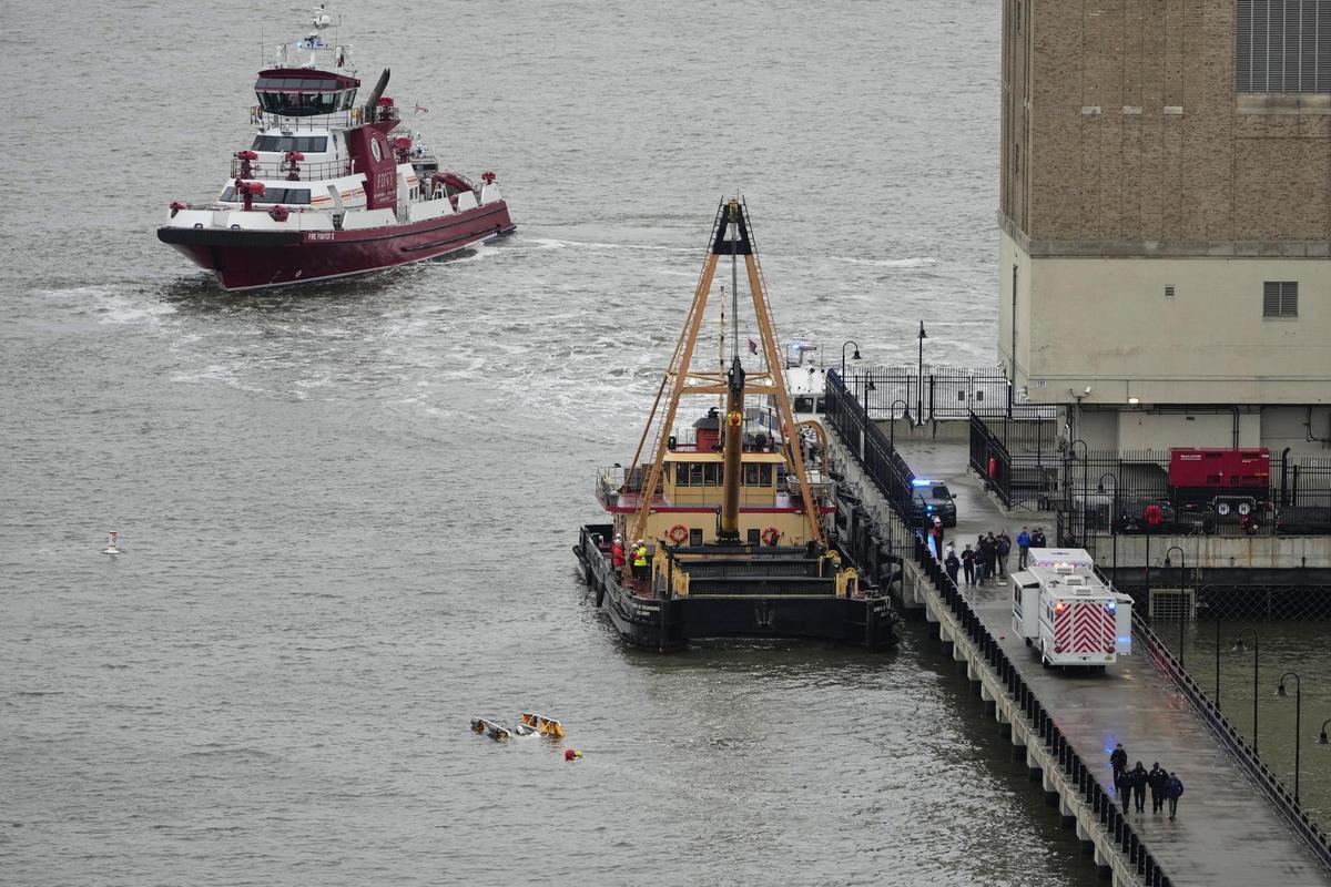 Cinco turistas catalanes y el piloto mueren al caer un helicóptero en el río Hudson de Nueva York