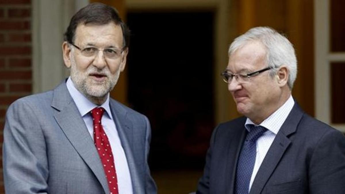 Mariano Rajoy recibe al presidente de Murcia, Ramón Luis Valcárcel, este miércoles en la Moncloa.