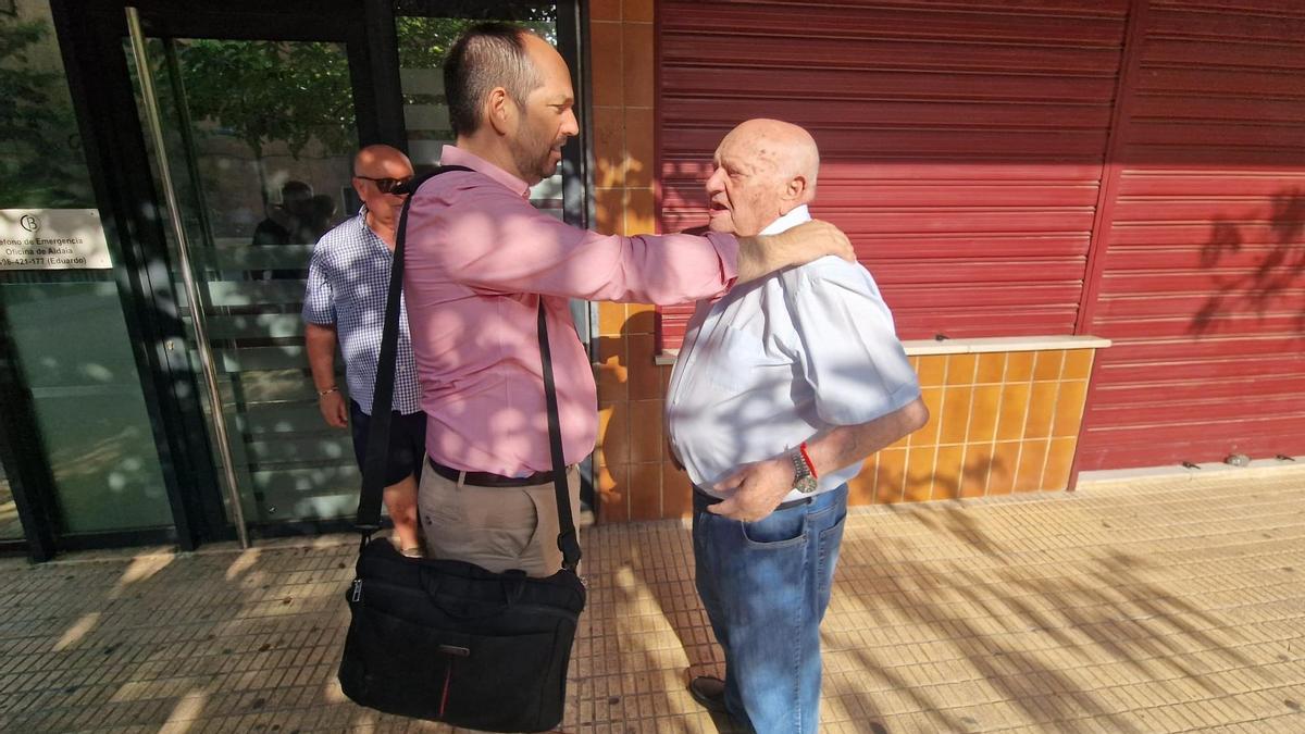 El alcalde de Aldaia, Guillermo Luján, junto a Vicent Guillot.