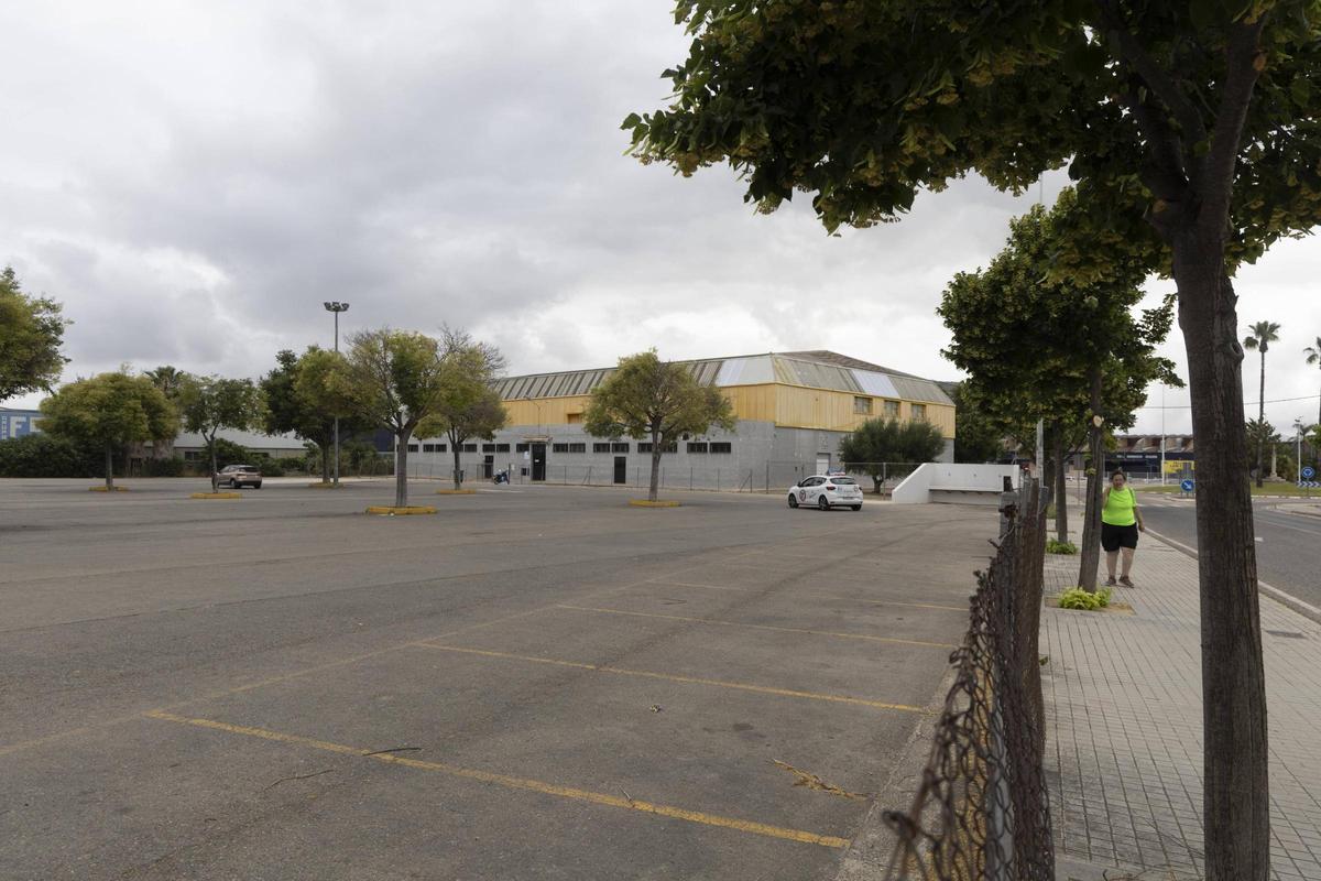 El aparcamiento del pabellón de voleibol.