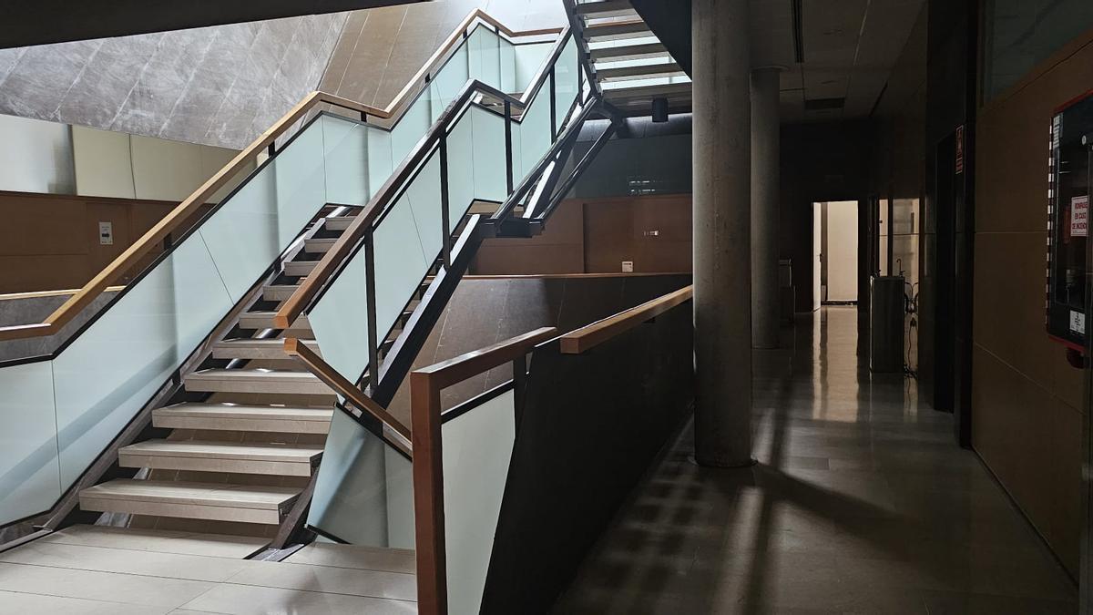 El ayuntamiento de Tavernes, a oscuras. Solo la luz que entra por la claraboya alumbra los pasillos