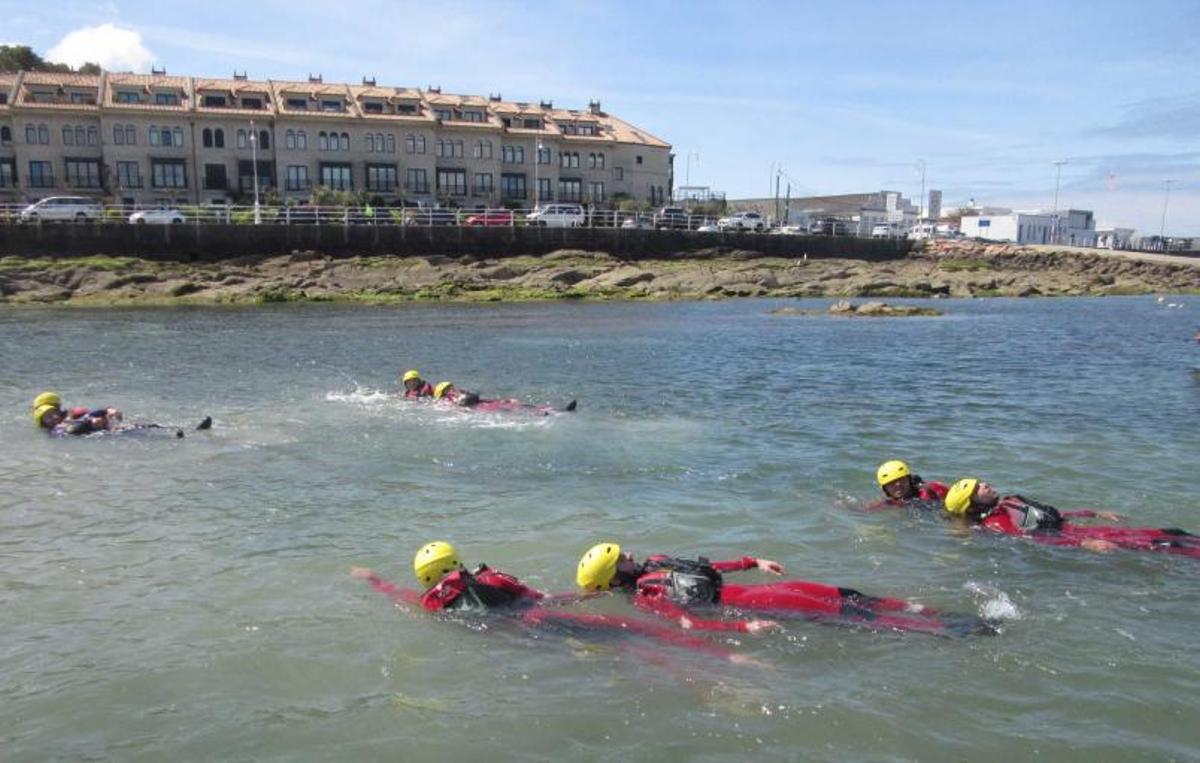 Uno de los ejercicios de rescata en el agua.