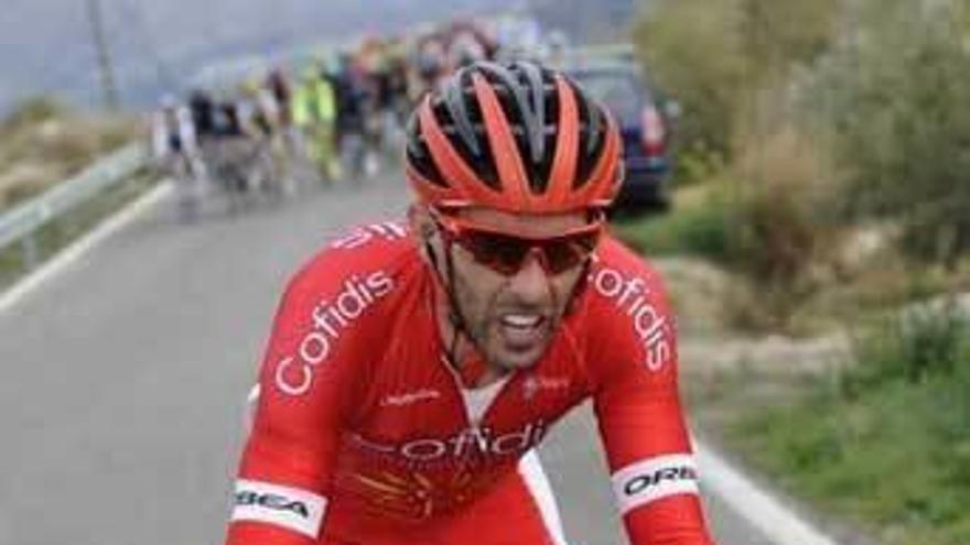 El gijonés Dani Navarro salta del pelotón durante una etapa de la Vuelta a Andalucía.