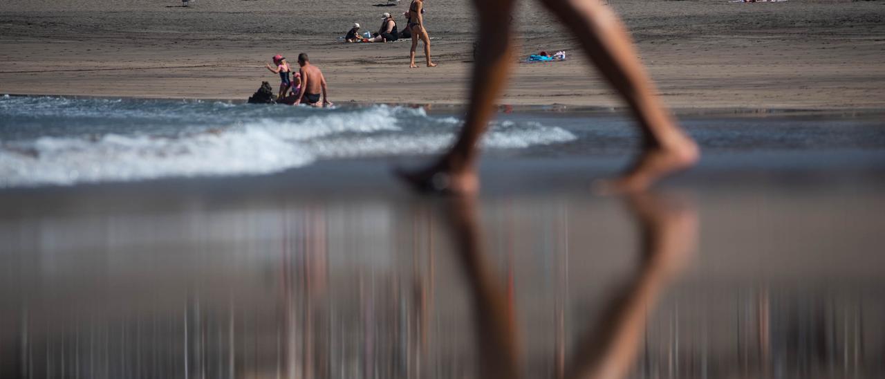 Bañistas disfrutan del día en la playa de Troya, en el término municipal de Adeje, que ha perdido este año la bandera azul.