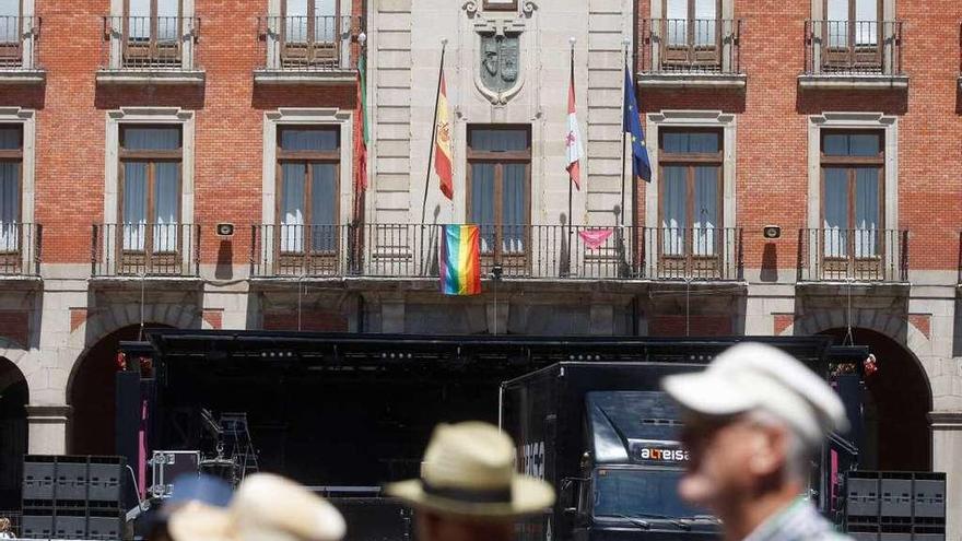 El Ayuntamiento colgó el pasado año la bandera del orgullo gay en la fachada del Consistorio.