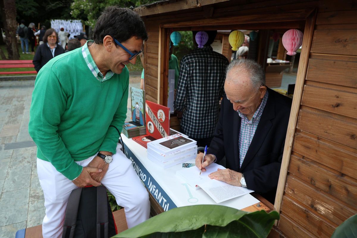 Xesús Alonso Monteiro firmando a su paso por el evento.