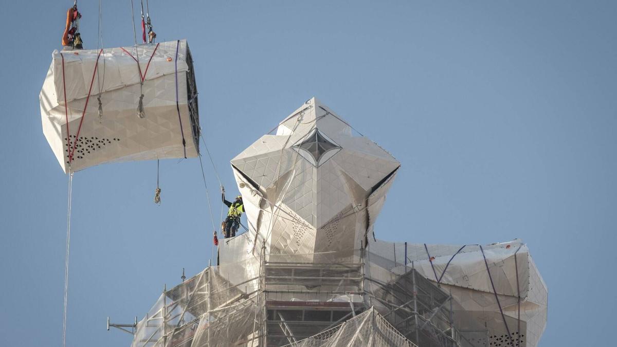 La Sagrada Família convida avui a veure com corona la torre principal