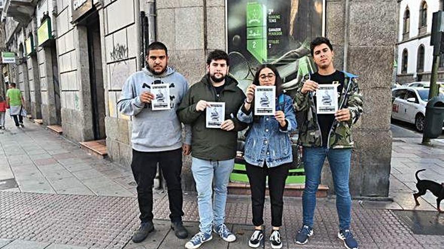 Miembros de la plataforma &#039;Fóra as casas de apostas dos nosos barrios&#039;, ayer, en la plaza de Pontevedra.