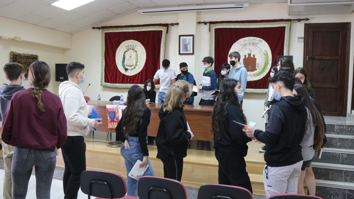 Los estudiantes con Natalia Carrero durante una de las actividades.