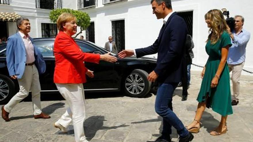 Angela Merkel saludant Pedro Sánchez, amb les respectives parelles al costat.