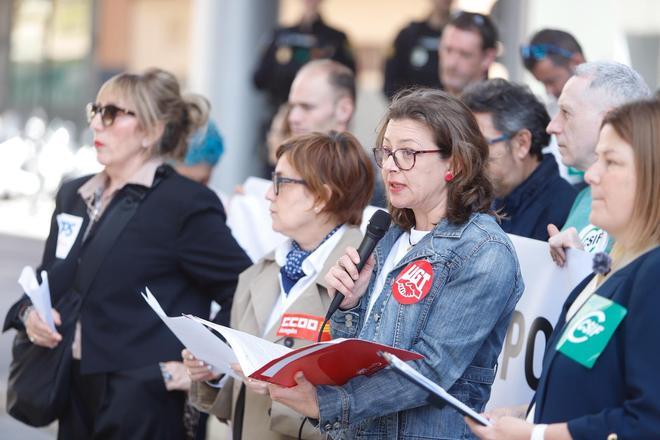 En imágenes I Concentración de los sindicatos CSIF, CCOO, UGT y FTPS a las puertas del Salud