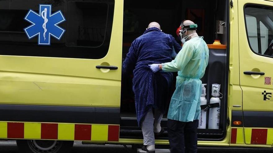 Un anciano con sÃ­ntomas de coronavirus es trasladado a un hospital en Barcelona.