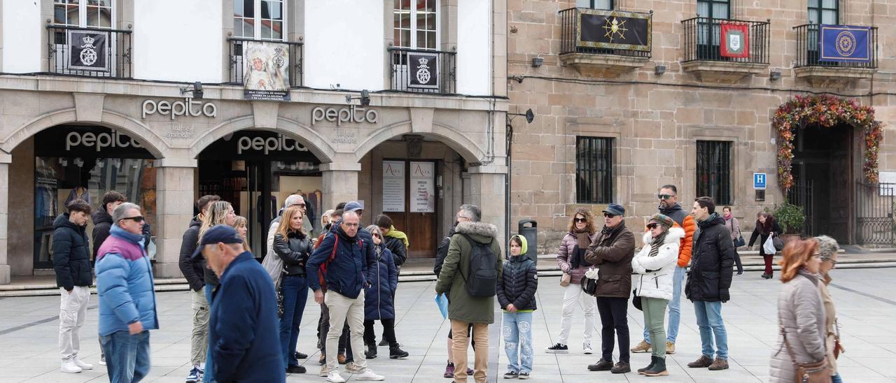 Un grupo de turistas en la plaza de España, en Semana Santa.