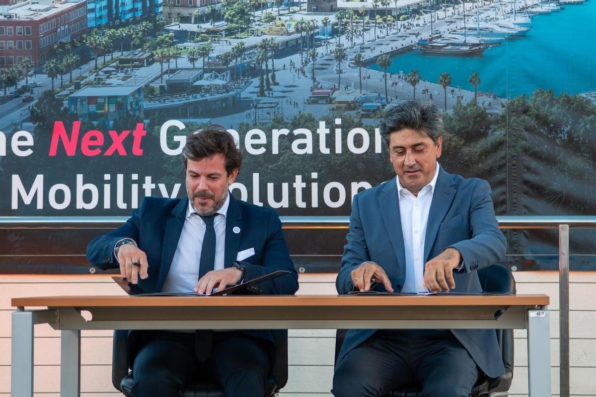 Carlos Poveda, CEO de Crisalion, y Javier Barriga, CEO de iJet Aviation, en la firma del acuerdo en Málaga.