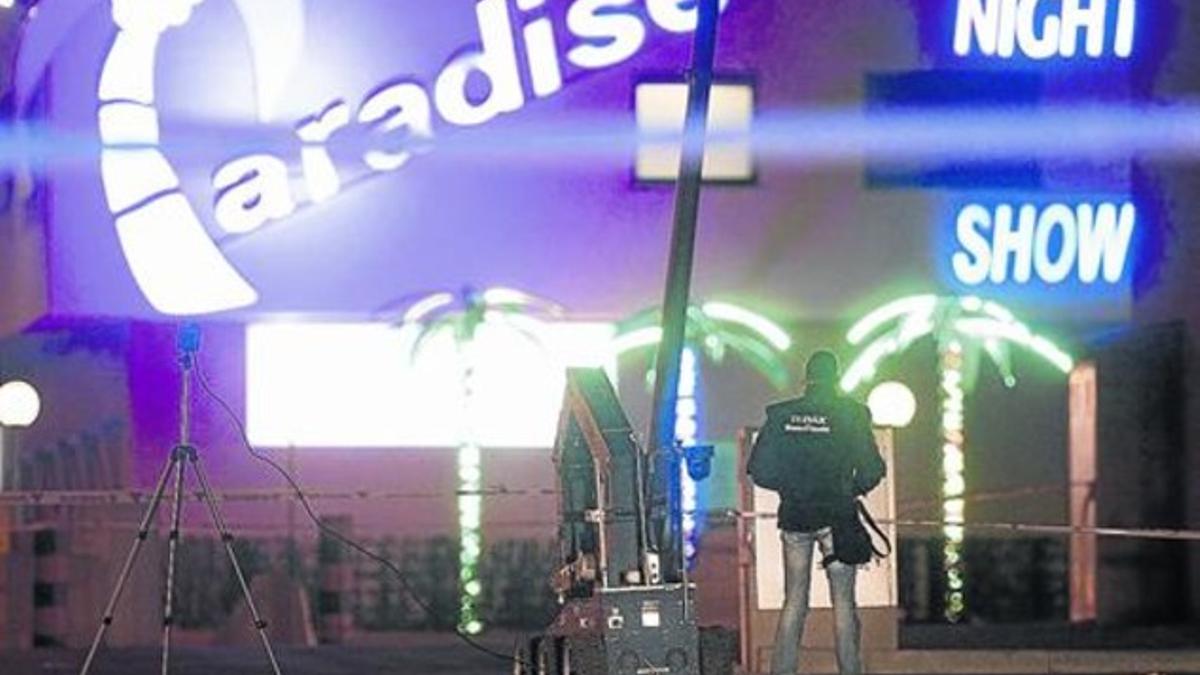 Dispositivo policial en el club Paradise, en La Jonquera, el 23 de diciembre del 2012, cuando se produjo una amenaza de bomba.