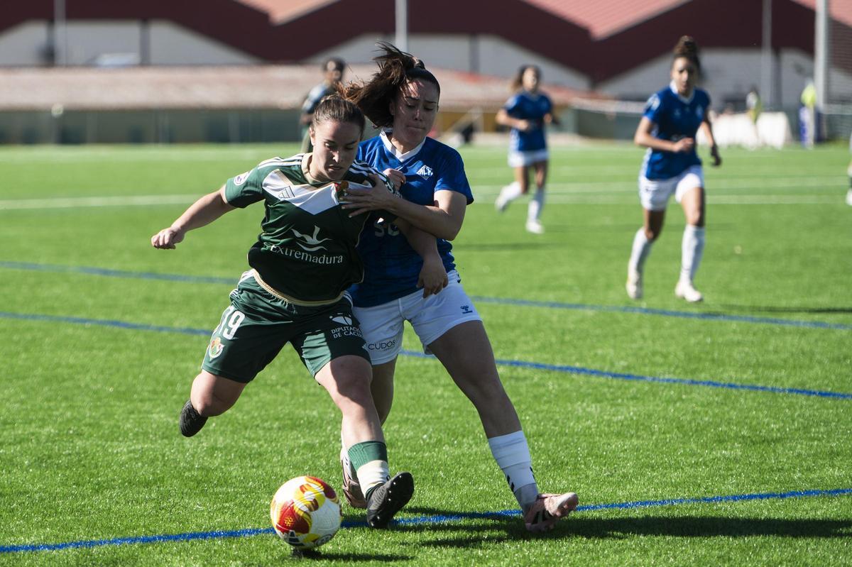 Sara Carrillo, presionada por una futbolista del Aem.