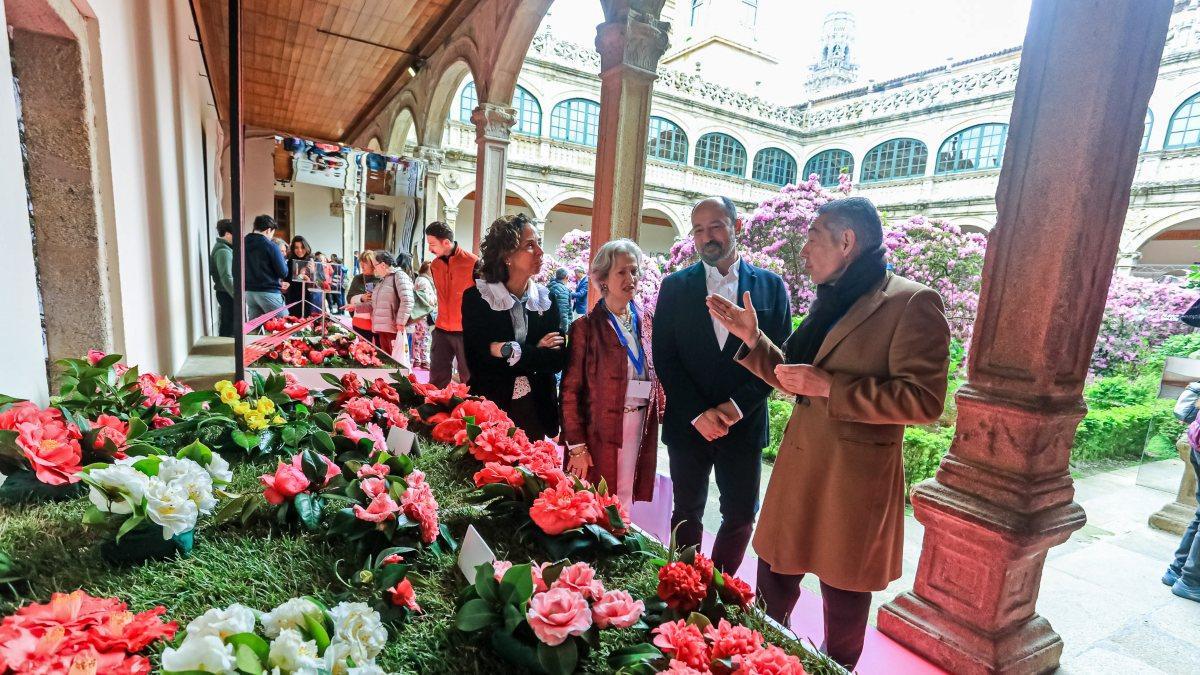 Otro plano de la apertura de la exposición "Camelia, Flor de Galicia".
