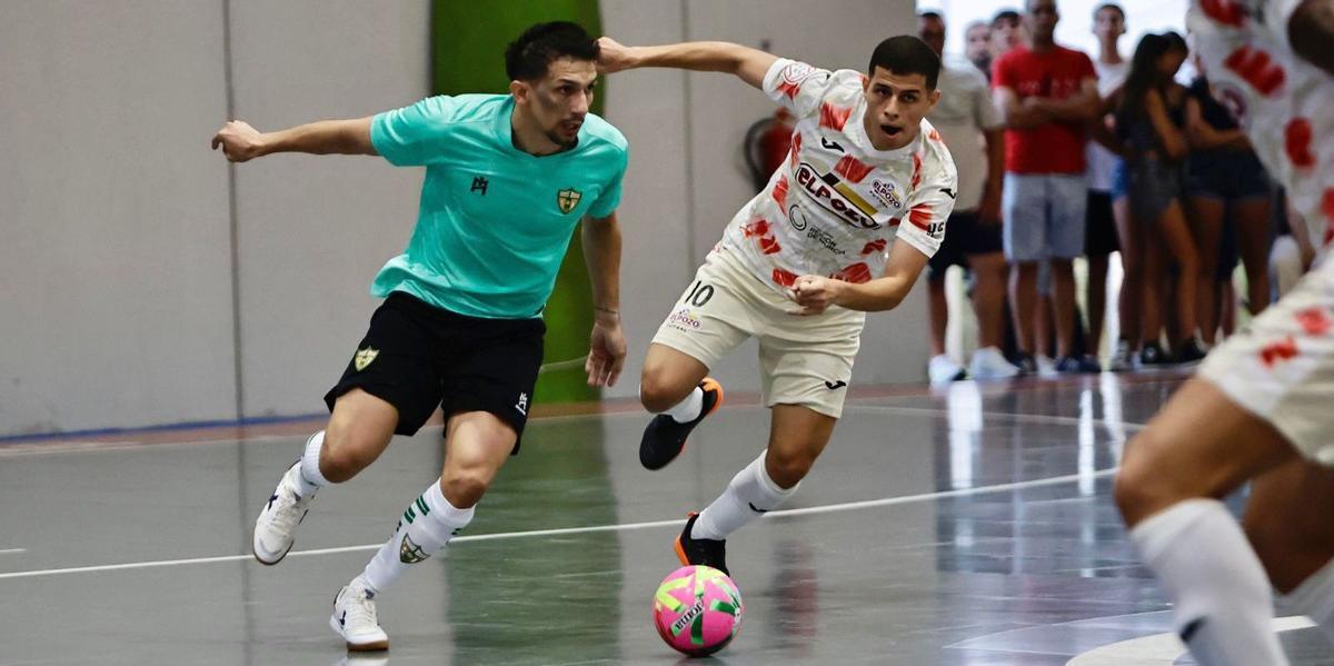 Arnaldo Báez controla el balón ante la oposición de Ricardinho en el encuentro jugado en Mahoya.