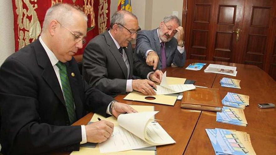 El alcalde, el director del Campus de Alcoy y el rector de la Politécnica, firmando el convenio.