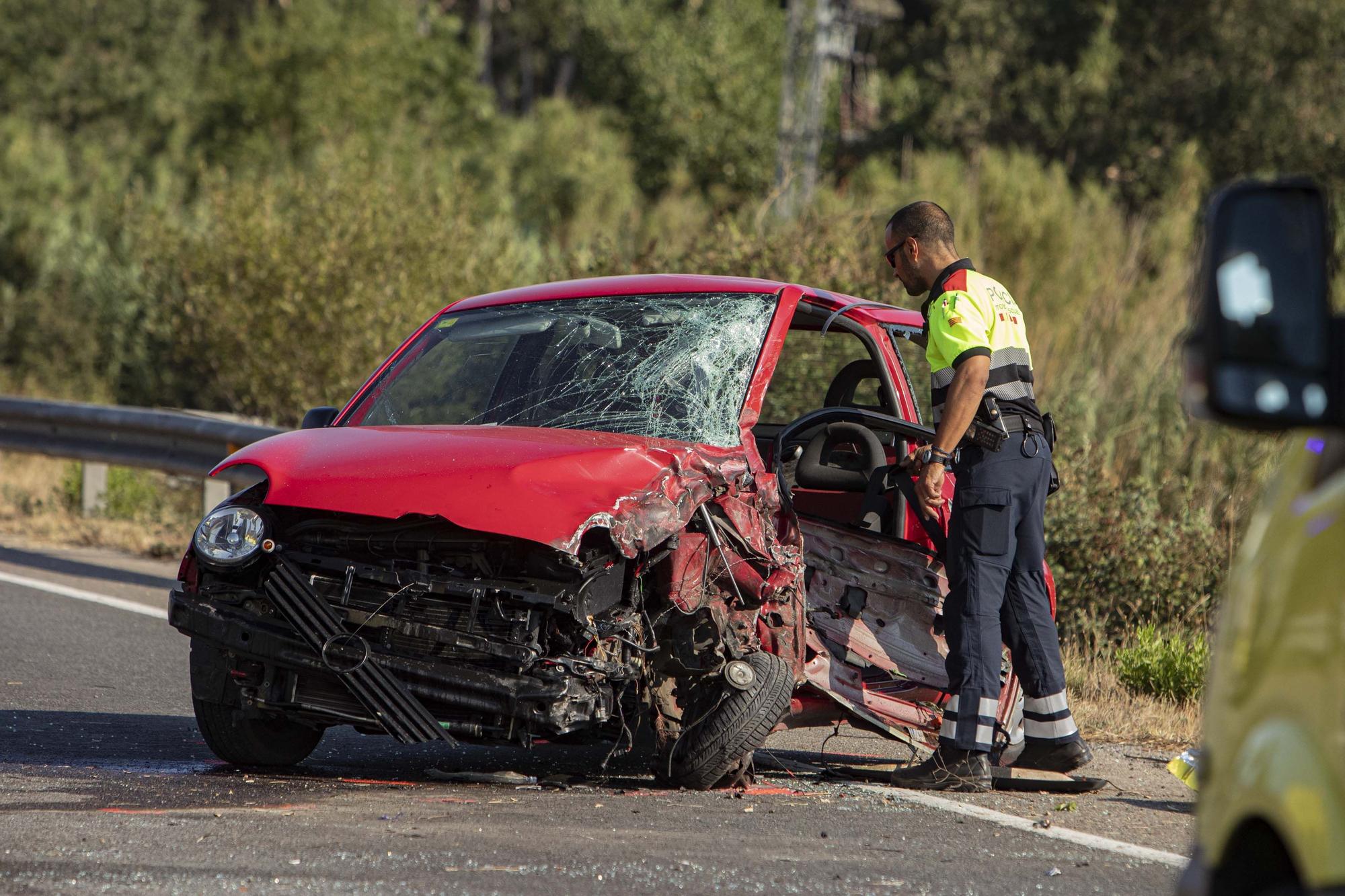 Mor la conductora d'un turisme després de xocar amb un camió a Llagostera