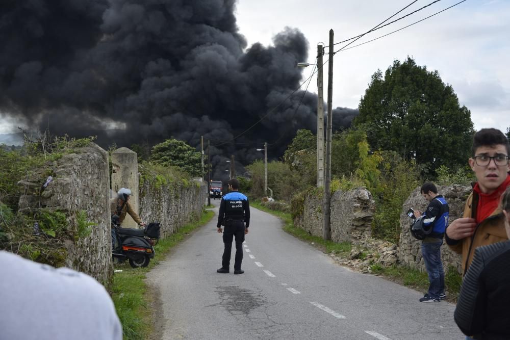 Arde una nave industrial abandonada en un polígono de Tremañes