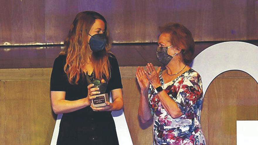 Pilar Palomero recibe el premio en la categoría de Cultura.