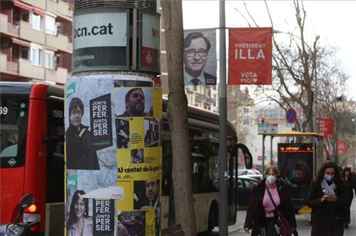 Carteles electorales en Barcelona.