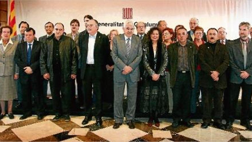 Pasqual Maragall i la consellera Marta Cid posen amb els agents socials que van signar el Pacte Nacional per a l&#039;Educació el 20 de març del 2006.