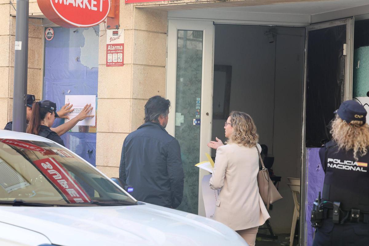 Todas las imágenes del desalojo en el local de Ibiza Todas las imágenes del desalojo en el local de Ibiza