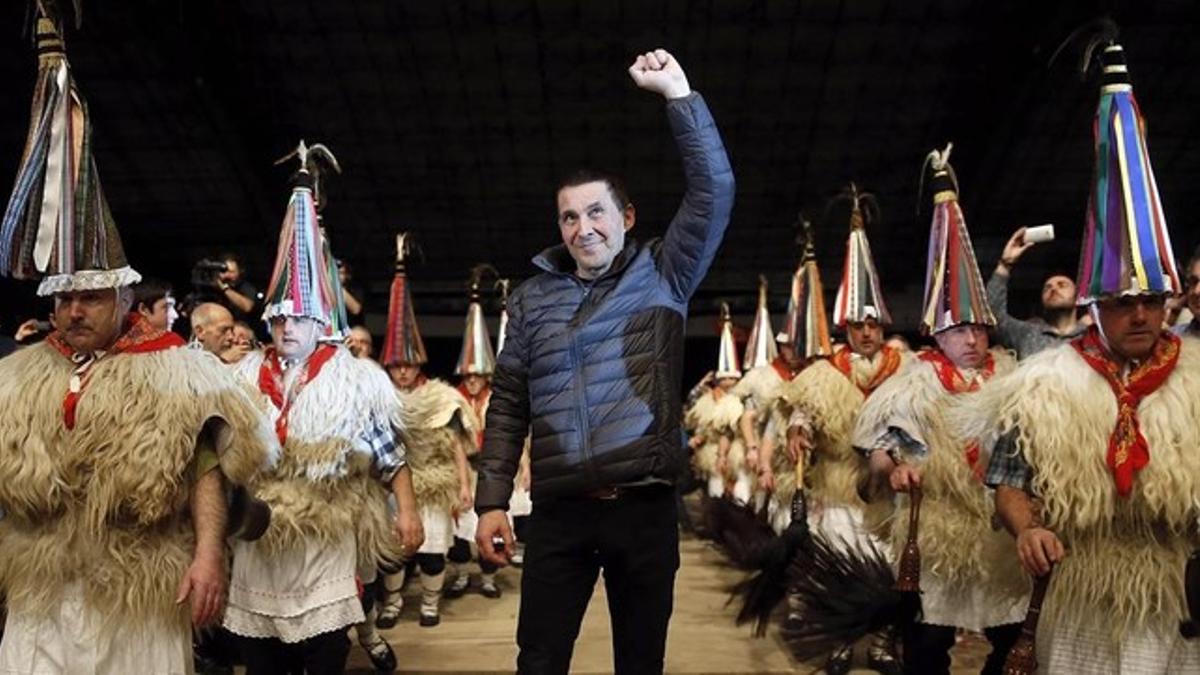 Arnaldo Otegi, a su entrada en el velódromo de Anoeta, rodeado de 'zanpantzar', personajes del folclore vasco.